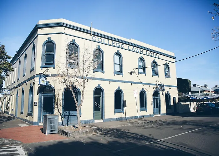 College Lawn Hotel Melbourne